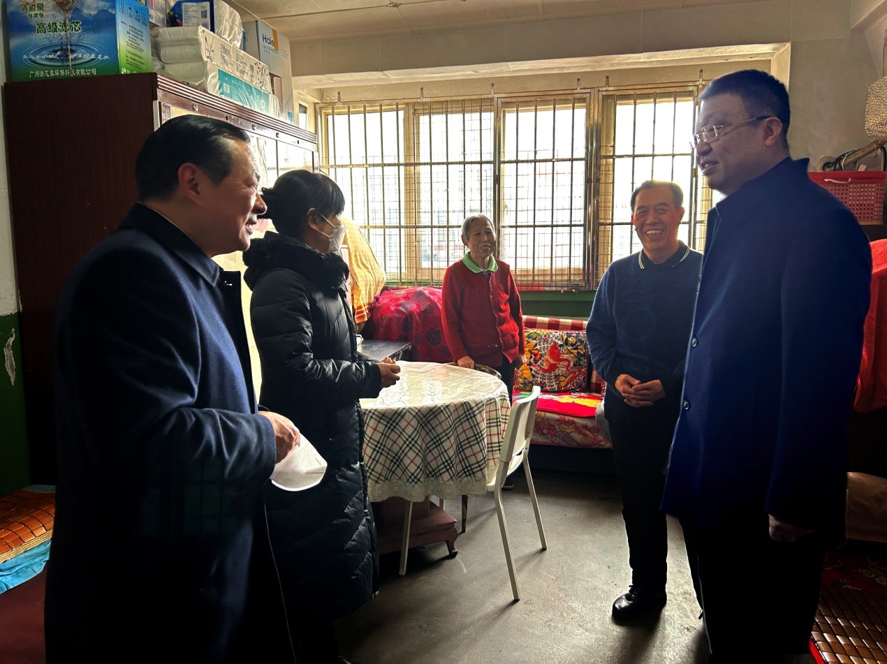 省國資委黨委副書記郁偉一行 春節前看望慰問大廈困難黨員